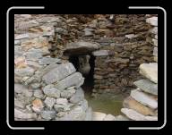12-017_18c * Grabkammer von der Rckseite, Cairn de Barnenez, Finisterre * 2048 x 1536 * (1.47MB)